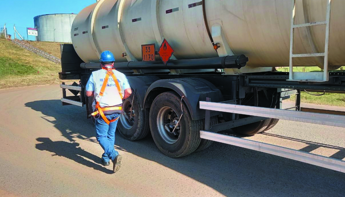 Ipem-SP verifica veículos que transportam produtos perigosos e cronotacógrafos na rodovia SP 300, em Promissão   